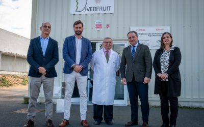 El presidente de la Diputación de Huelva conoce el proceso de producción de los productos saludables de Diverfruit